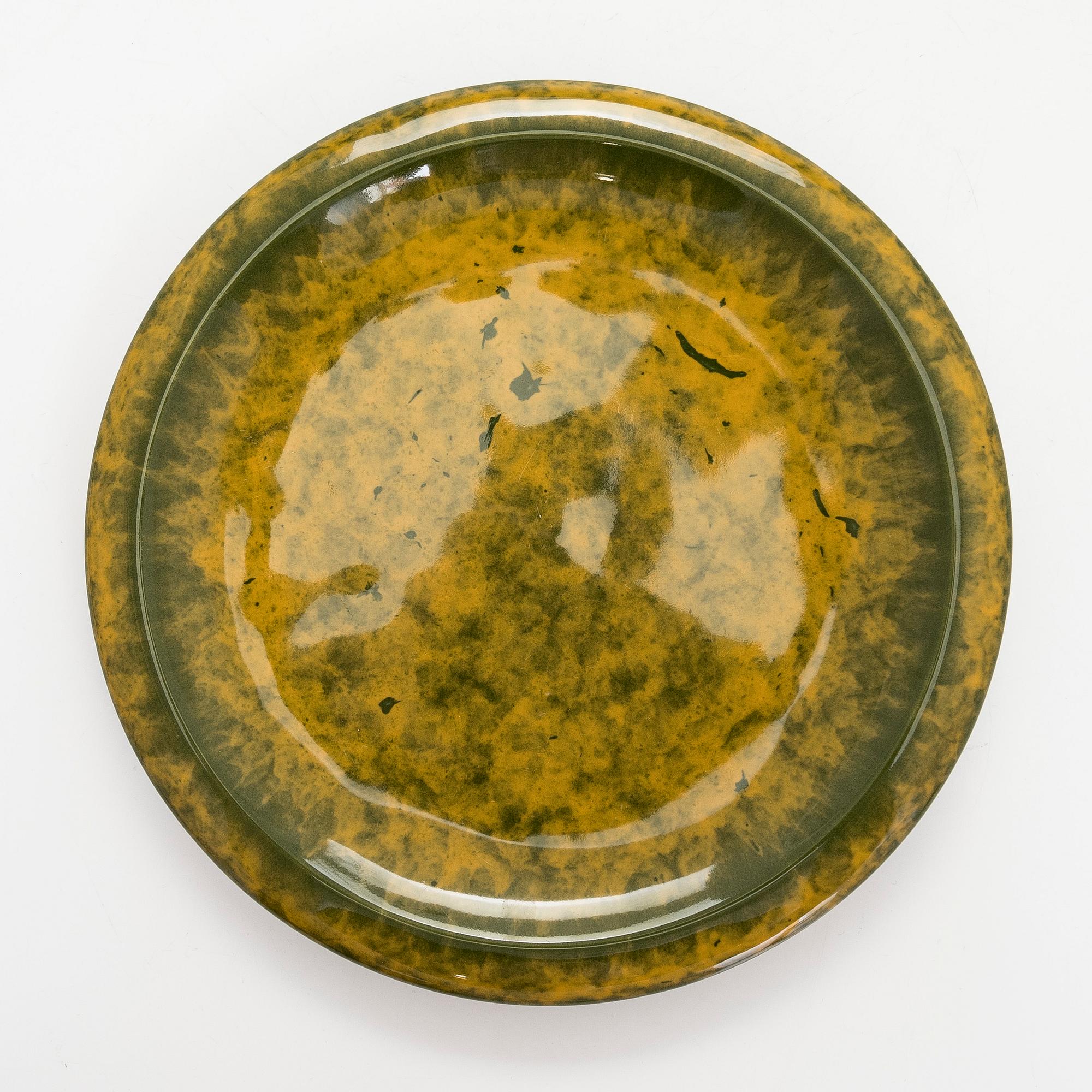 Fujiwo Ishimoto, Two porcelain dishes, Arabia 1990s.