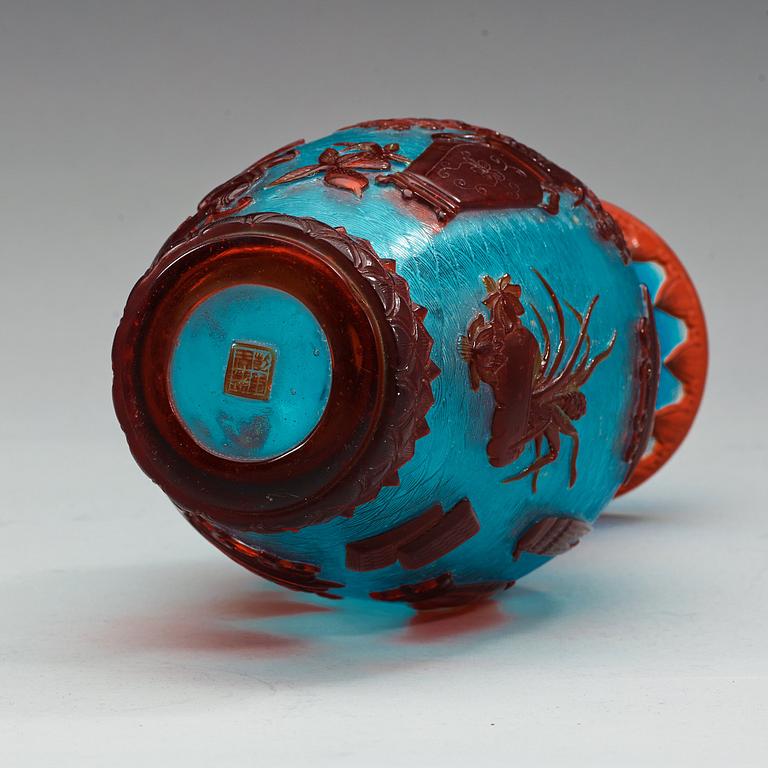 VAS, pekingglas. Kina, 1900-tal.