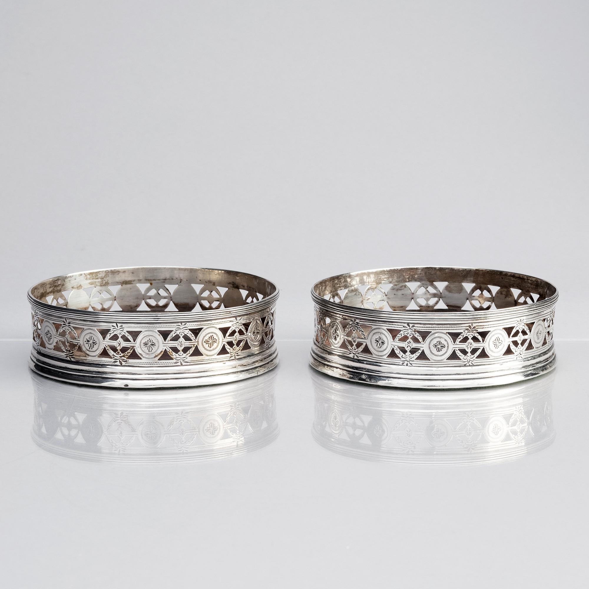 John Robertson & David Darling, coasters, ett par, silver, Newcastle 1795.