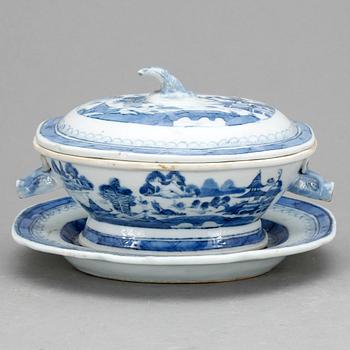 SMÖRTERRIN, 3 delar, porslin, Qing dynastin, 1800-talets första hälft.