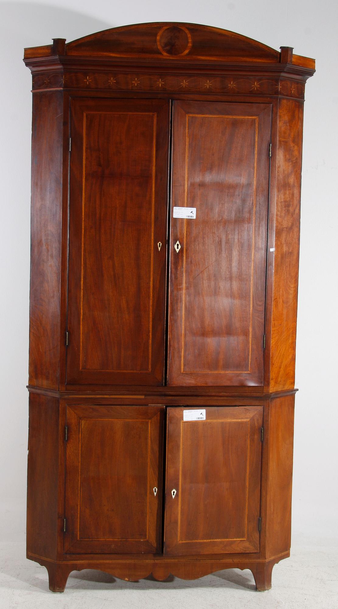 HÖRNSKÅP, England, 1800-talets början.