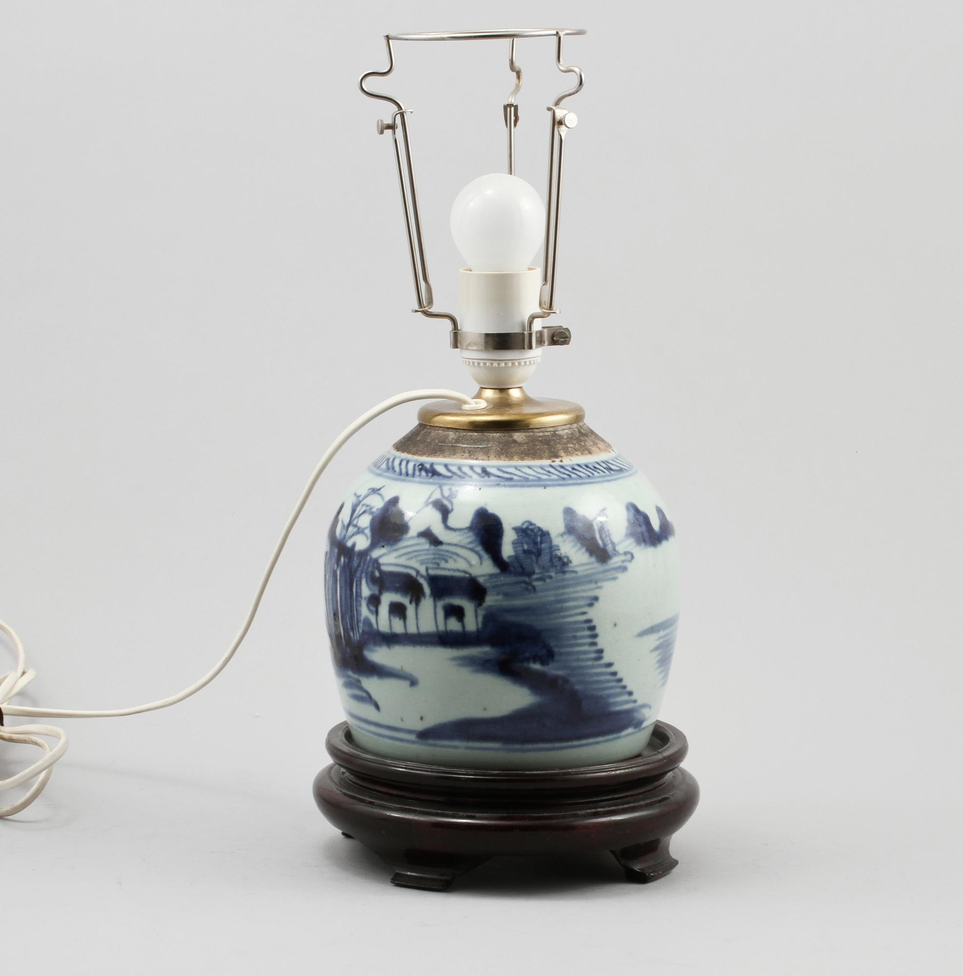 BORDSLAMPA, porslin, Kina, 1800- och 1900-tal.
