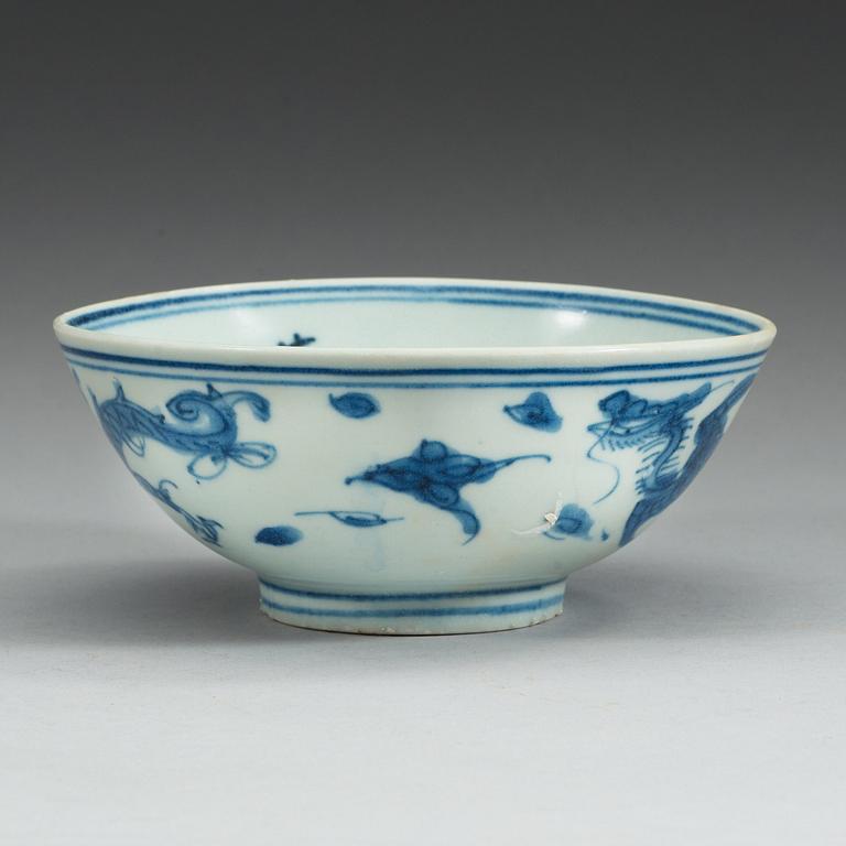 A blue and white Transitional bowl, 17th Century.