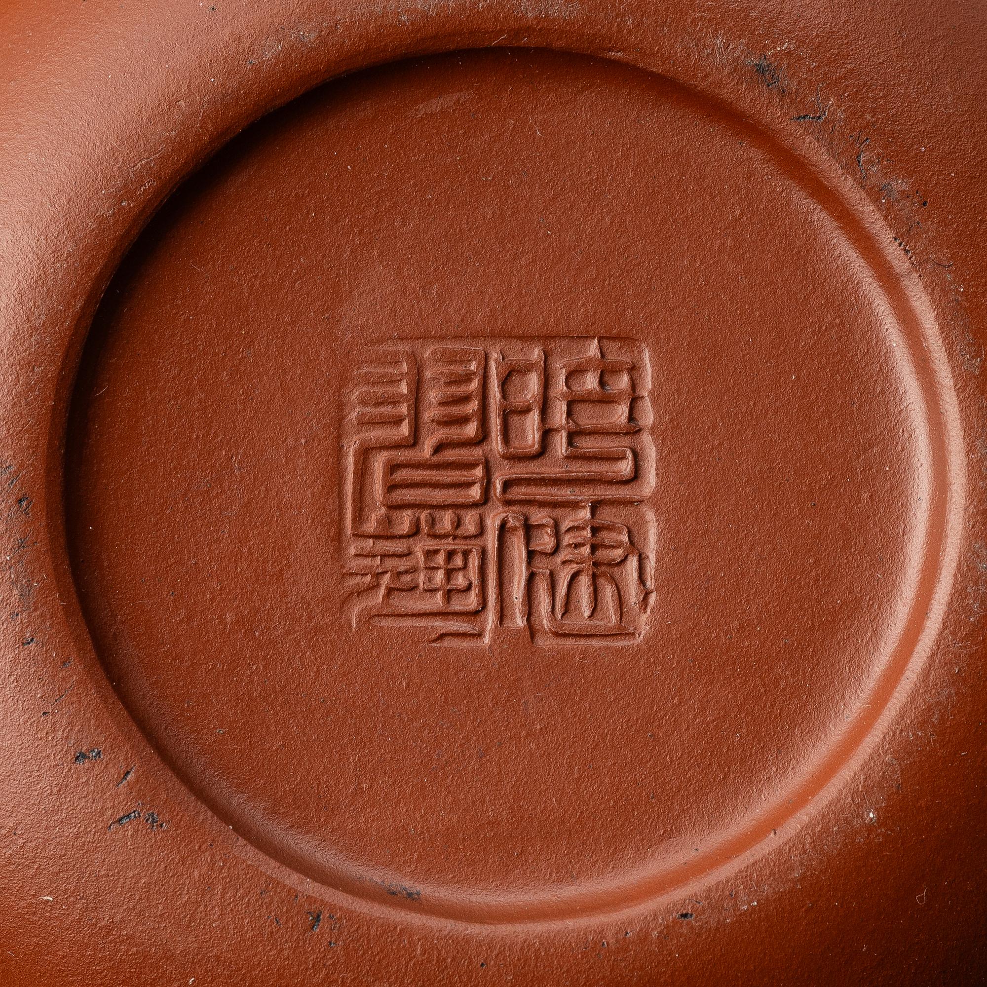 A group of three Chinese yixing teapots, 1980/90s.