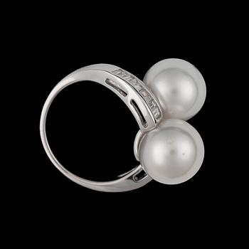A South sea pearl ring set with tapered- cut diamonds, tot. app. 0.70 ct.