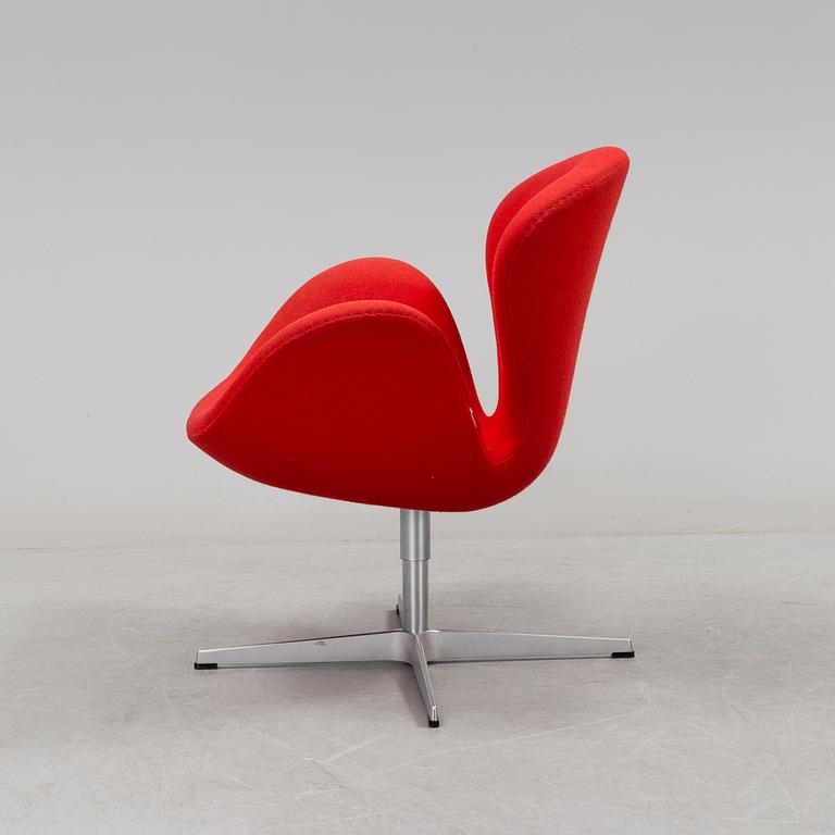 An armchair named "The swan", Arne Jacobsen, Fritz Hansen, 2003.