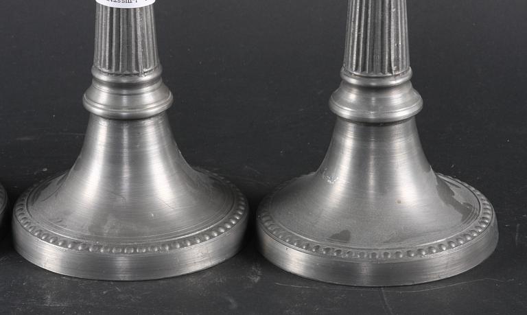 LJUSSTAKAR, 2 par och SKÅL, tenn, 1800-1900-tal.