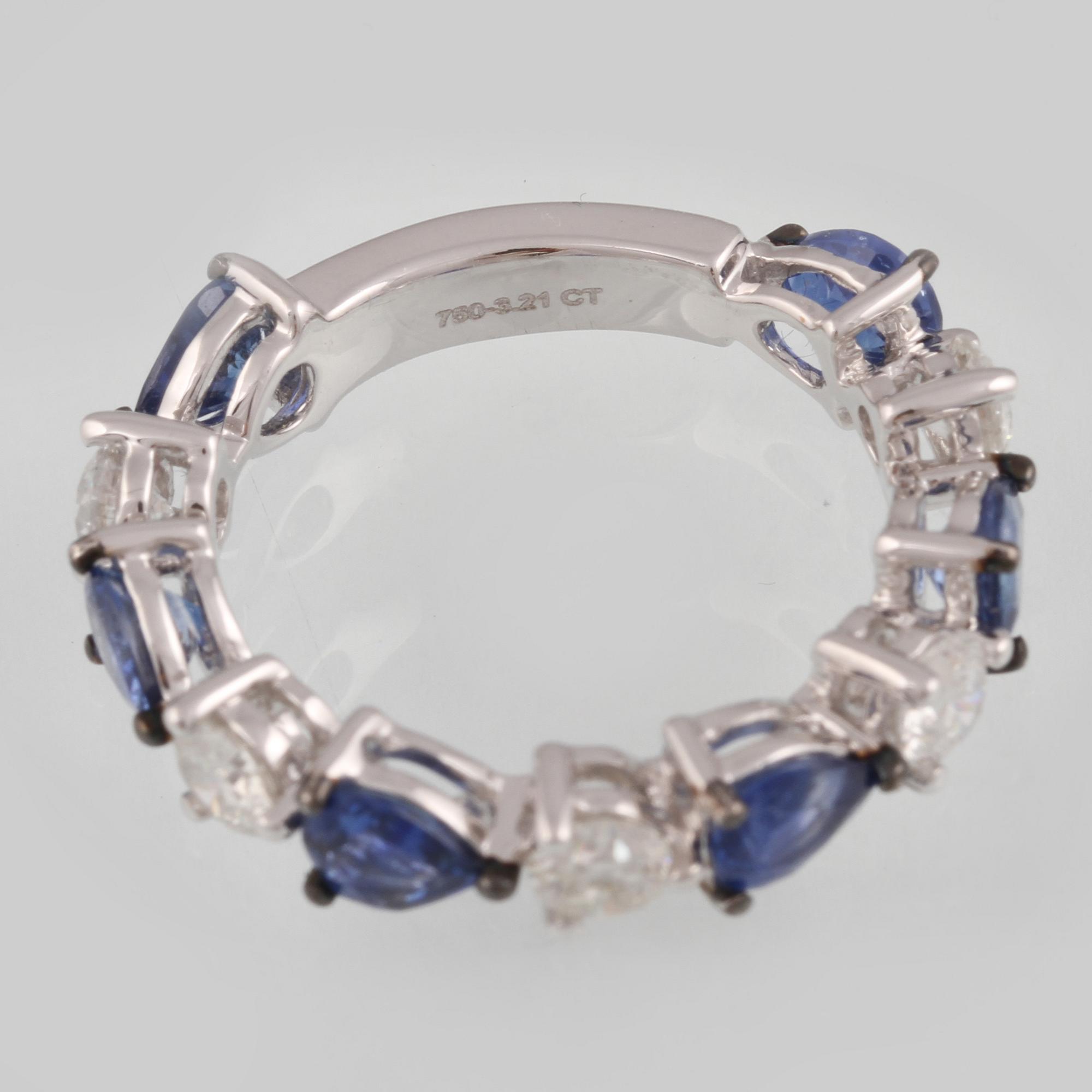 RING, 18K vitguld med briljantslipade diamanter ca 1.00 ct samt droppslipade blå safirer ca 2.21 ct. Vikt 4,5 gram.
