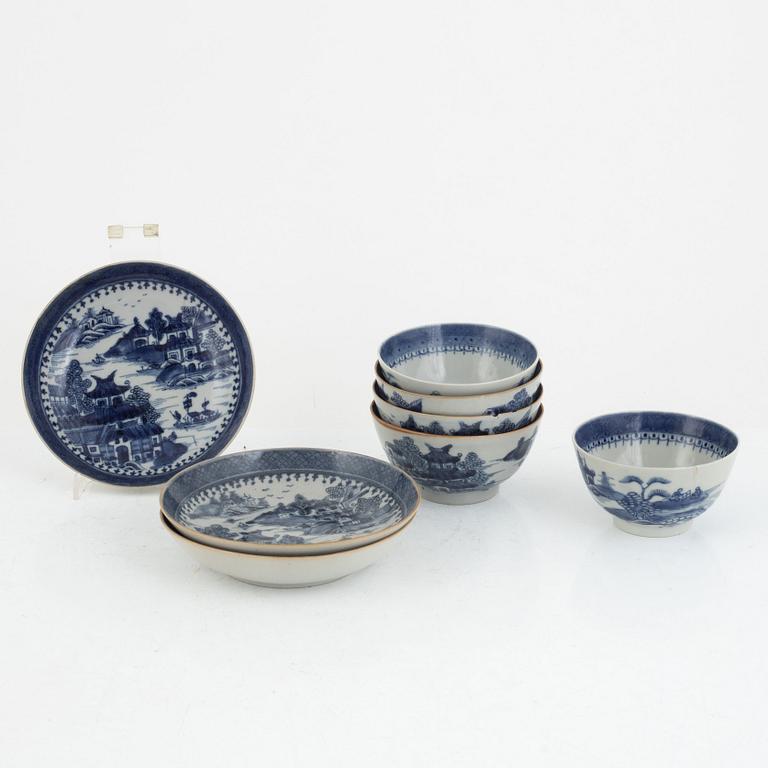 Five Chinese blue and white bowls and three plates, Qing Dynasty, circa 1800.