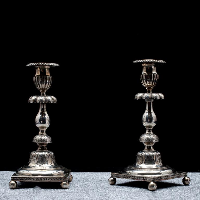 KYNTTILÄNJALKAPARI, hopeaa, Olof Robert Lundgren, Turku. 1800-luvun loppu.