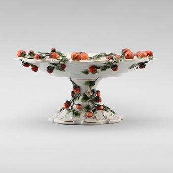 SKÅL PÅ FOT, porslin, Sitzendorf, omkring år 1900.