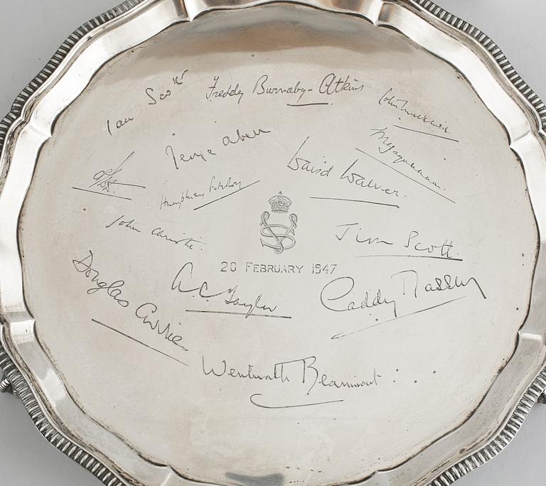 FAT samt SKRIN, silver, Mappin & Webb, Sheffield, omkring 1900-talets mitt. Fatets vikt 558 g.