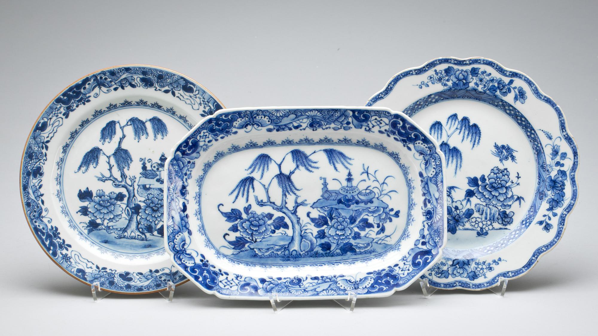STEKFAT och TALLRIKAR, 3 delar, kompaniporslin. Kina, Qianlong (1736-95).