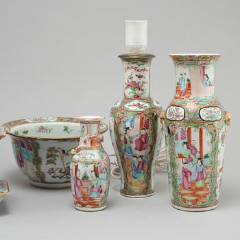 Eight pieces of chinese porcelain, around the year 1900.