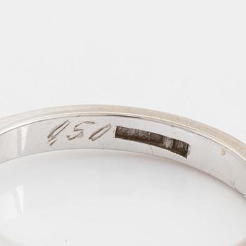 Ring, 18K vitguld med tre briljantslipade diamanter, totalt 0,50 ct.