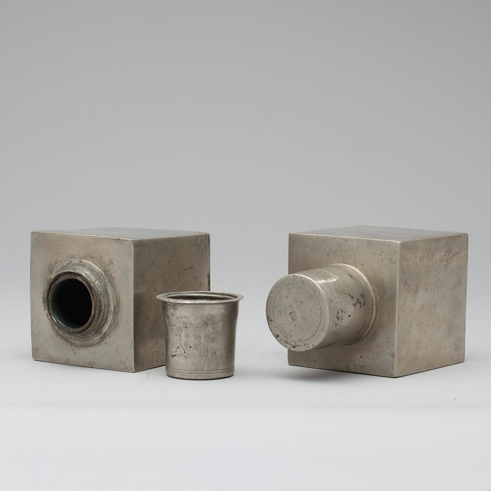 BRÄNNVINSPLUNTOR, två stycken, av Hans Wicksten (en märkt 1808), mästare i Västerås 1782-1810/14.