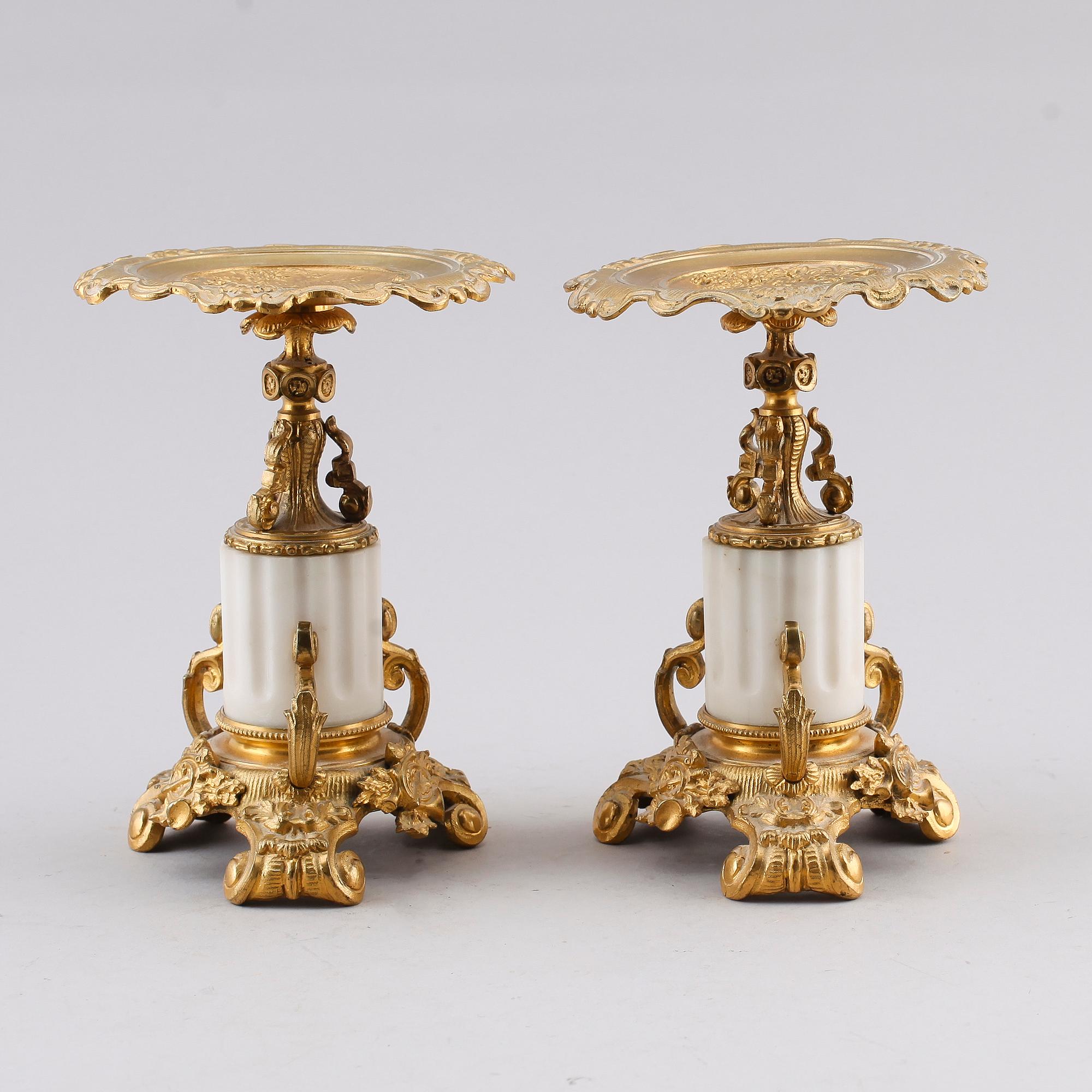 TAZZOR, 2 st, förgylld brons och marmor, omkring år 1900.