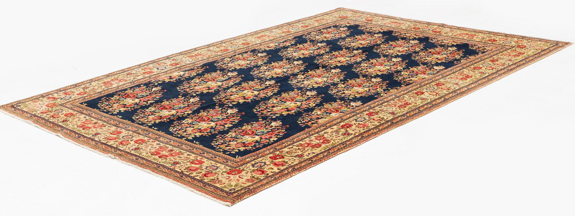 A semi-antique Tabriz carpet, ca 294 x 200 cm.