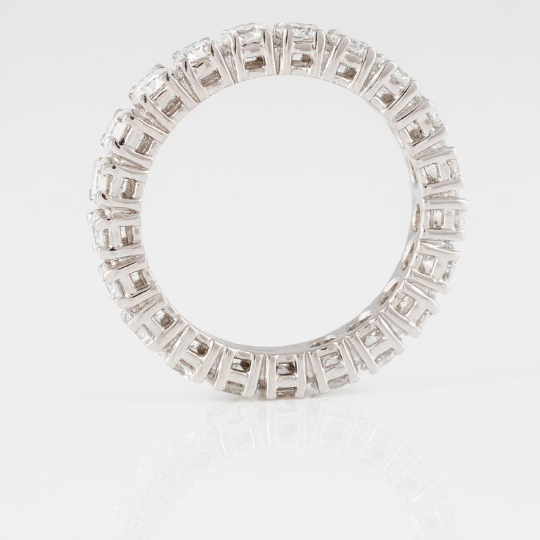 RING, 18K vitguld med 21 briljantslipade diamanter ca 2.35 ct. Vikt 3,7 gram.