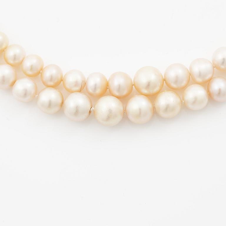 Collier odlade pärlor lås 18K vitguld med en cabochonslipad smaragd och runda briljantslipade diamanter.