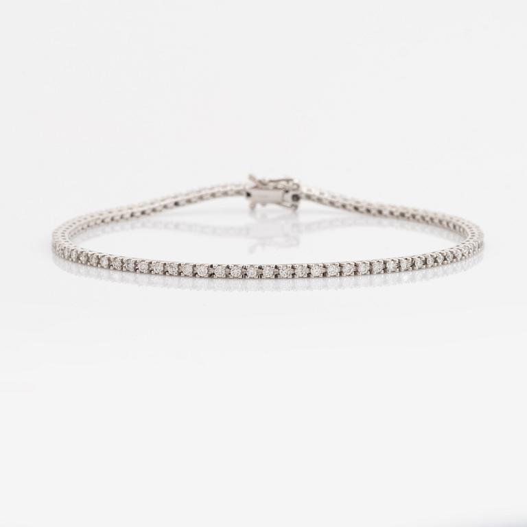 Brilliant-cut diamond tennis bracelet.