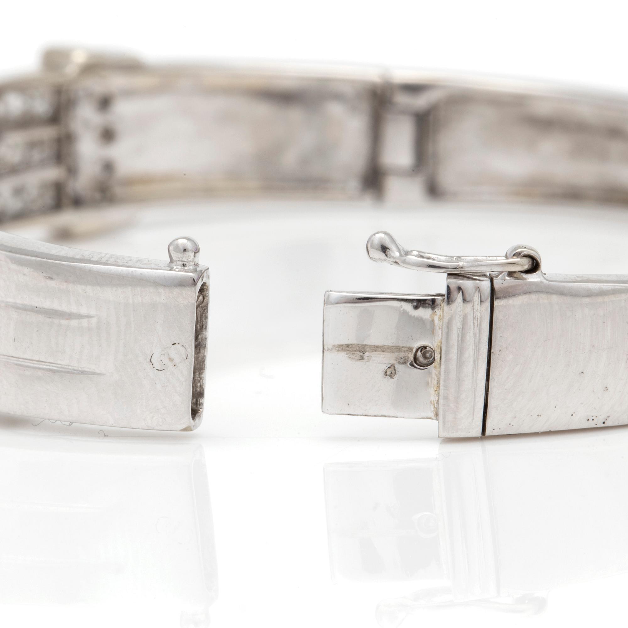 ARMRING med prinsess- och fasettlipade diamanter.