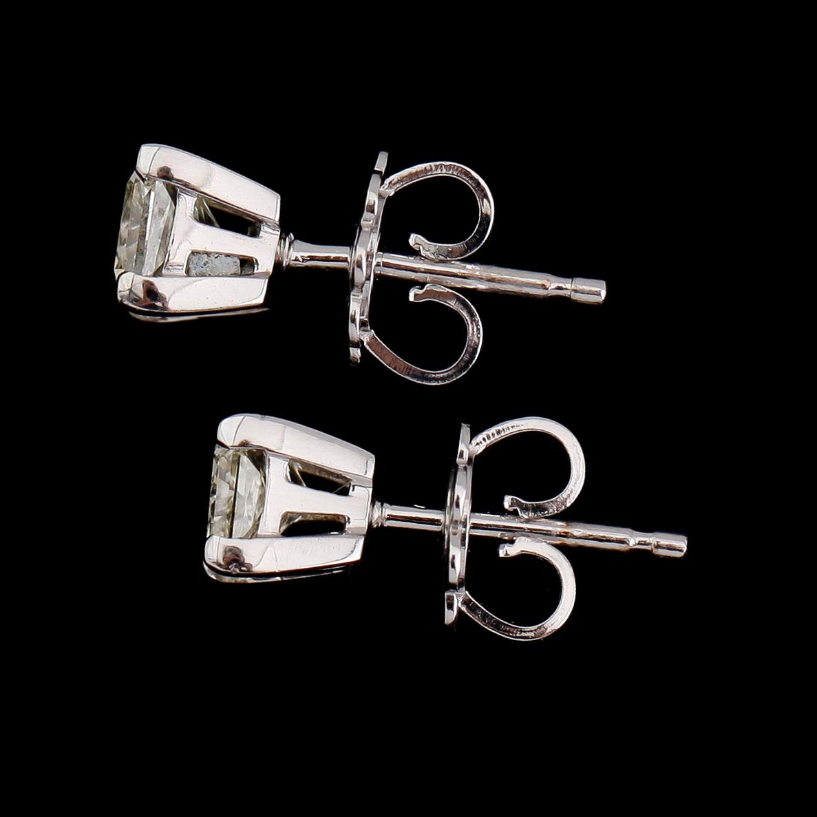 ÖRHÄNGEN, 1 par, 18 k vitguld, solitära princesslipade diamanter tot ca 1.48 ct.