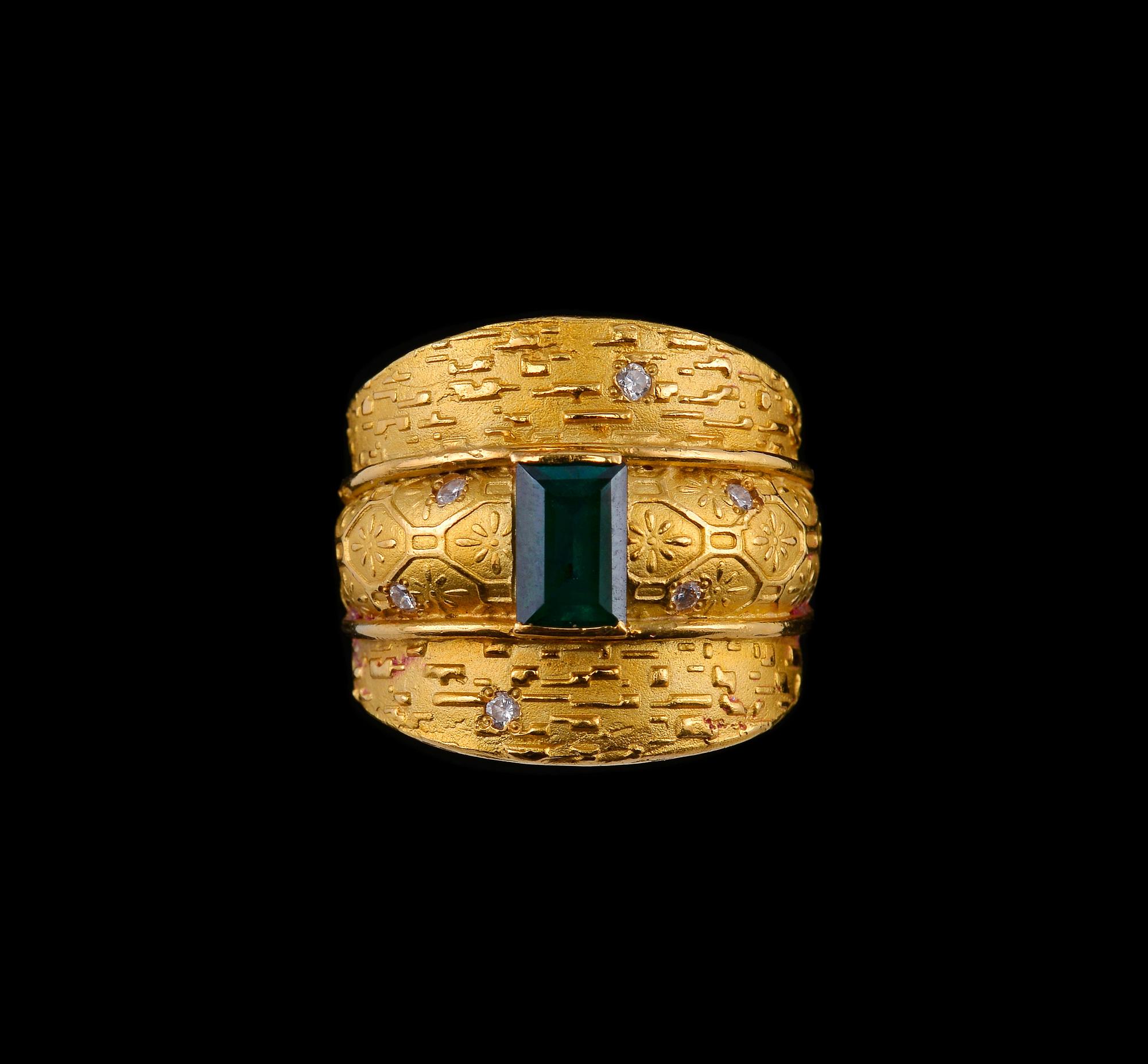 A RING, Tourmaline c. 1.20 ct, small brilliant cut diamonds, 18K gold. Size 17, weight 17,2 g.