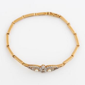 Bracelet 18K gold with cultured pearls and old mine and rose-cut diamonds.