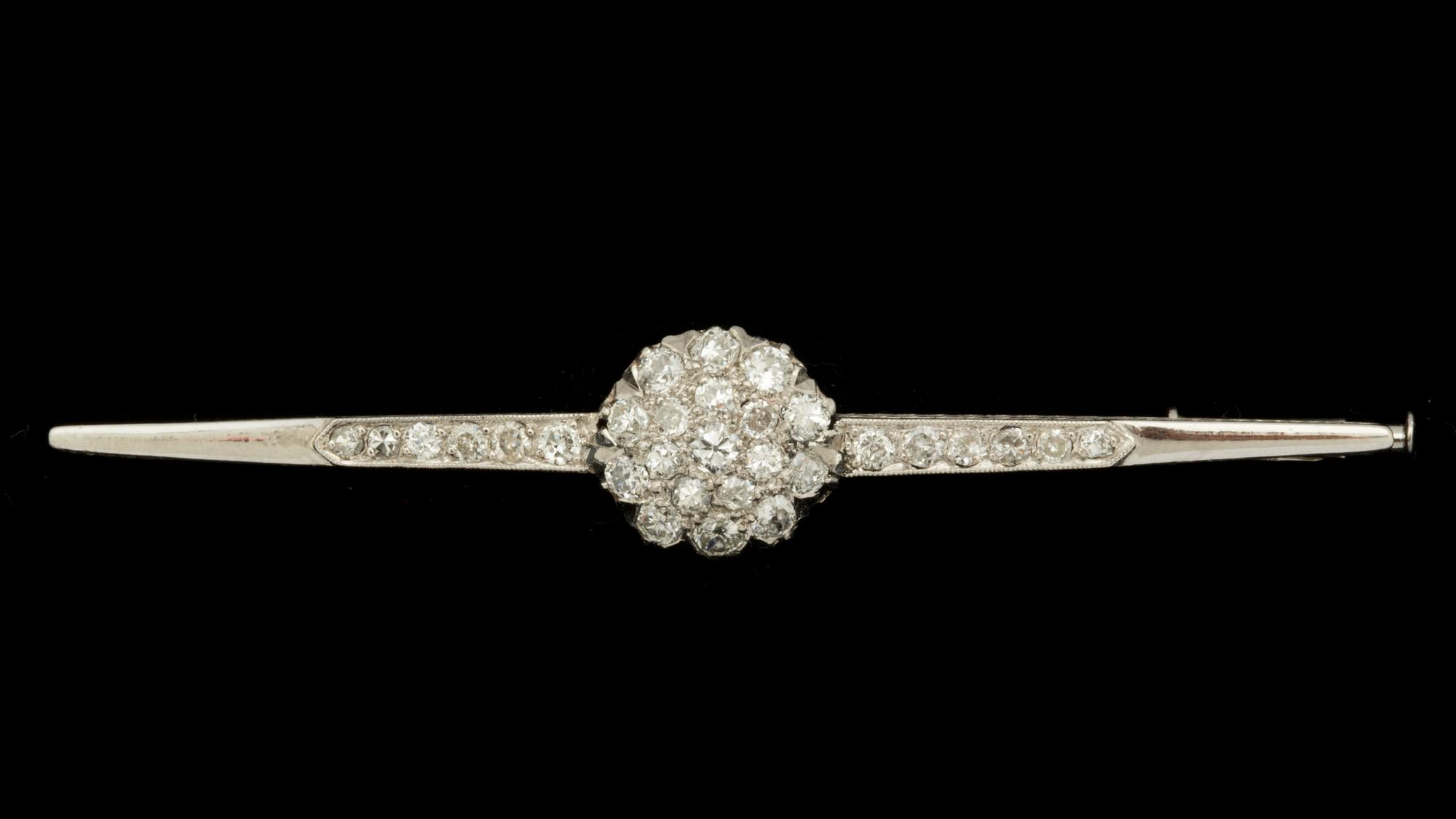 BROSCHNÅL, platina med gammalslipade diamanter ca 0,30 ct. Vikt ca 5 g.