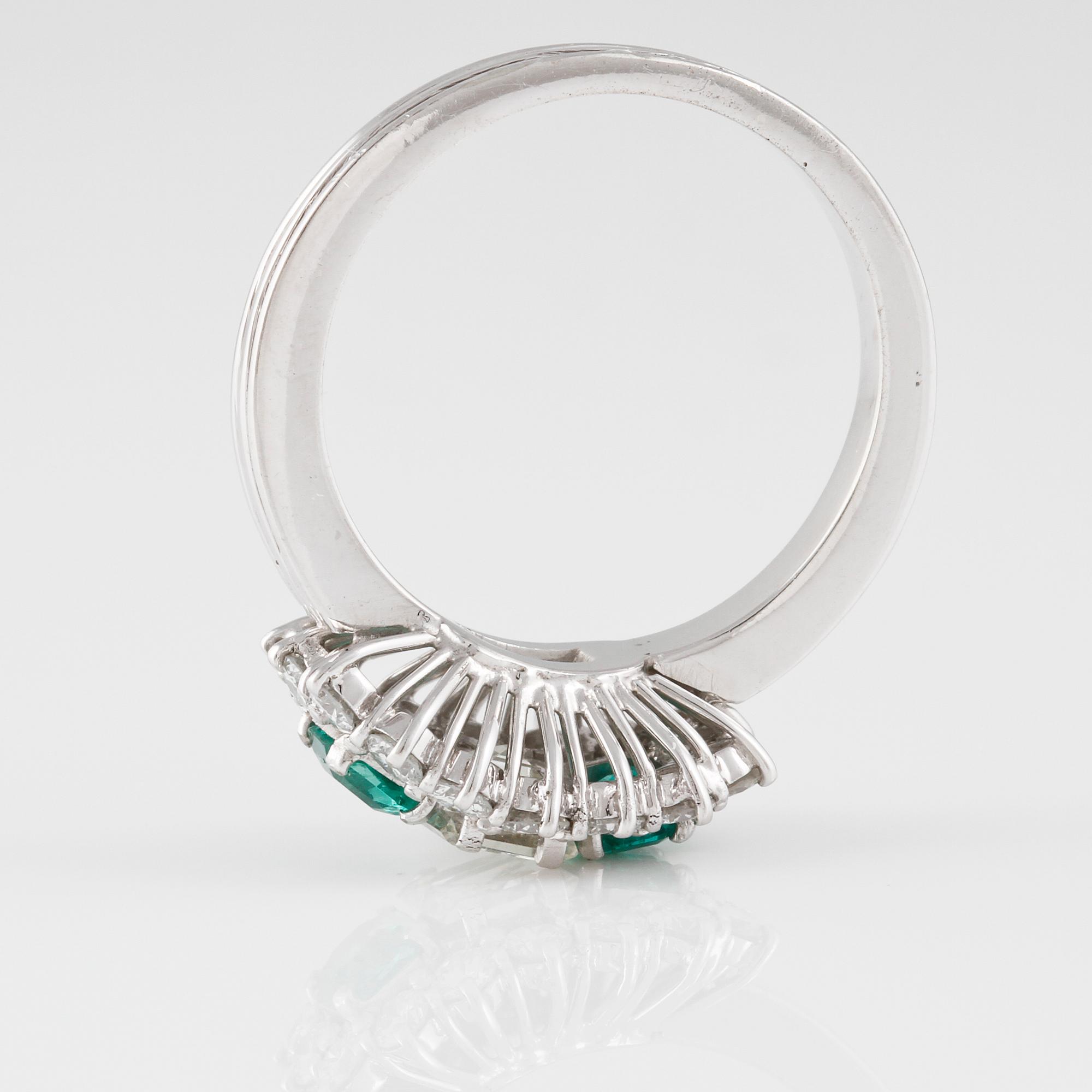 RING, 18K vitguld med en carré- och 16 briljantslipade diamanter samt 2 fasettslipade smaragder. Vikt 5,4 gram.