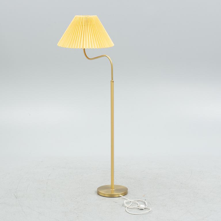 Josef Frank, golvlampa, modell nr 2368, Firma Svenskt Tenn.