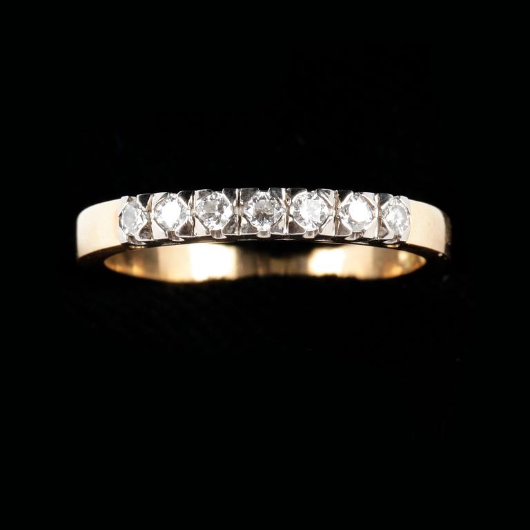RING, 18k guld med 7 briljantslipade diamanter tot ca 0,13 ct enl grav. 1977. Vikt 3,5 g.