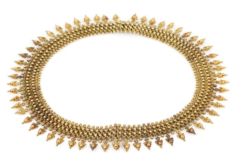 COLLIER, minst 21,6K guld, sannolikt omkring sekelskiftet 1900. Vikt ca 78g.