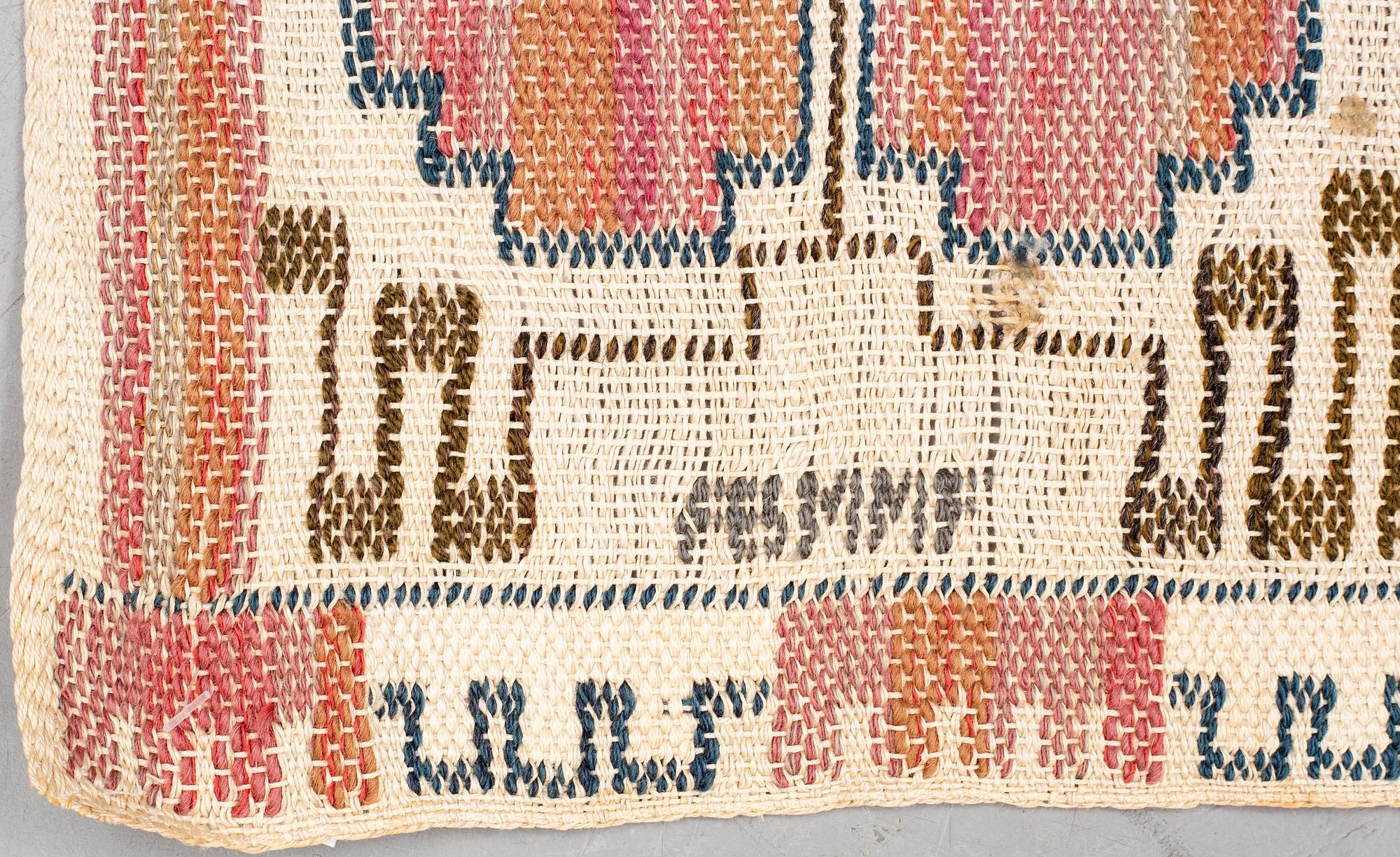 Märta Måås-Fjetterström, vävnad, "Grodblad röd", inplock på linnebotten, ca 27,5 x 88,5 cm, signerad AB MMF.