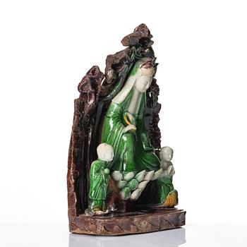 A sculpture of Guanyin and two attendants, Qing dynasty, Kangxi (1662-1722).