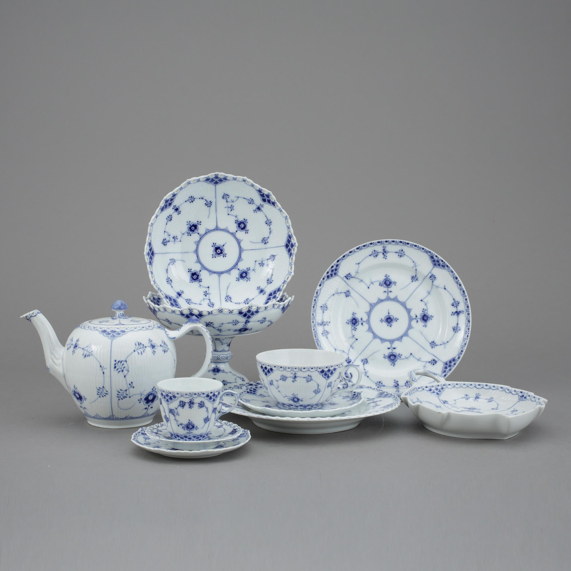 TE- OCH KAFFESERVIS, 27 delar, porslin, "Musselmalet", Royal Copenhagen, 1900-talets andra hälft.