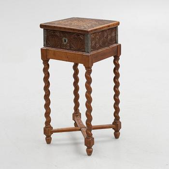 Skrin på benställning, 3 st, barock, 16-/1700-tal.
