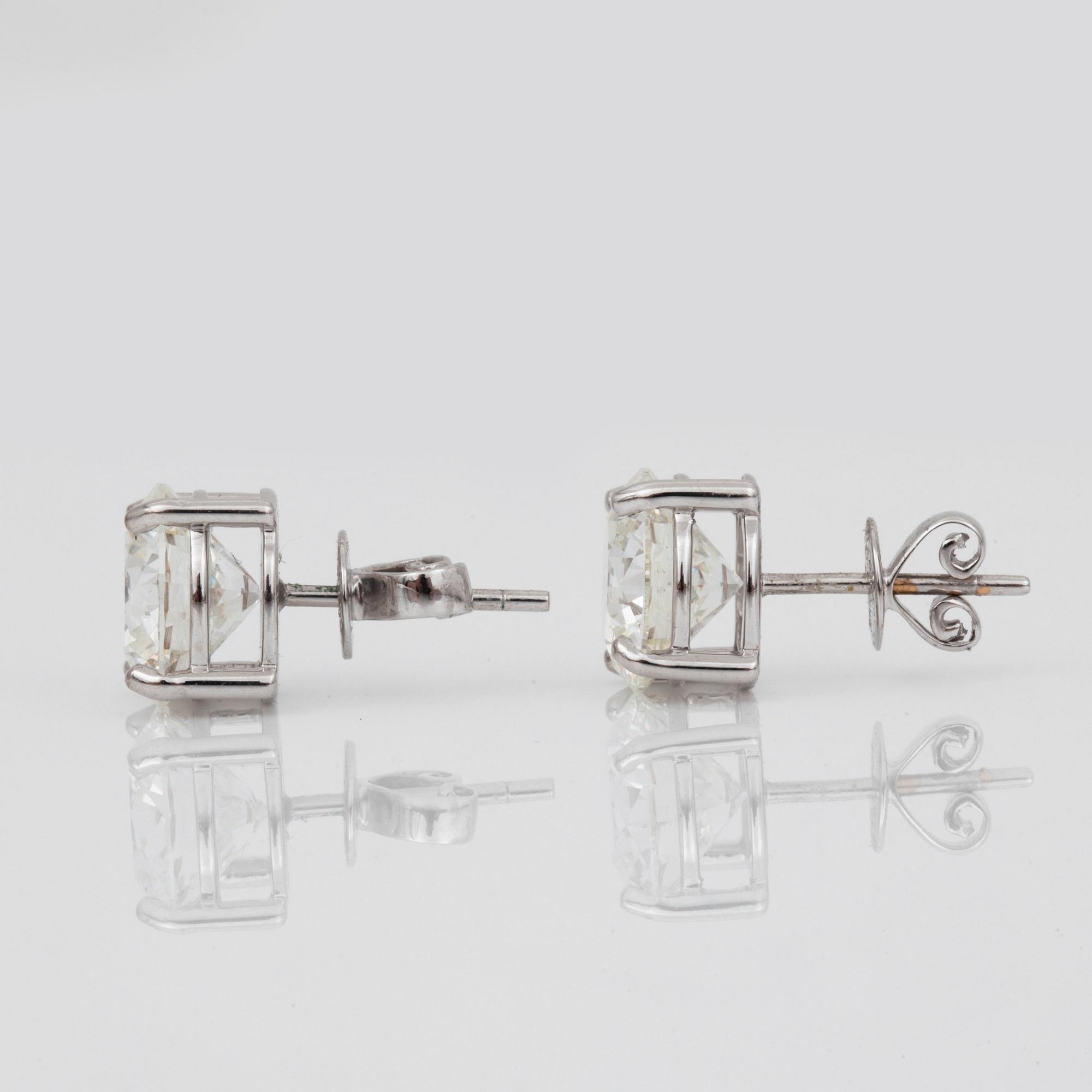 ÖRHÄNGEN med briljantslipade diamanter, 2.11 ct respektive 2.11 ct. Kvalitet G/VS2 och G/VS1, excellent cut.