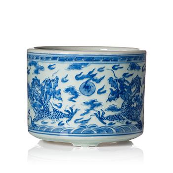 A blue and white four clawed dragon censer, Qing dynasty, 19th Century.