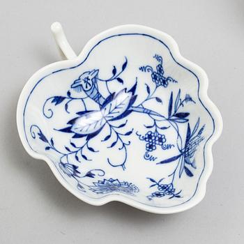 A Meissen part 'Blue Onion' coffee and dinner porcelain service, Germany, 20th century (33 pieces).