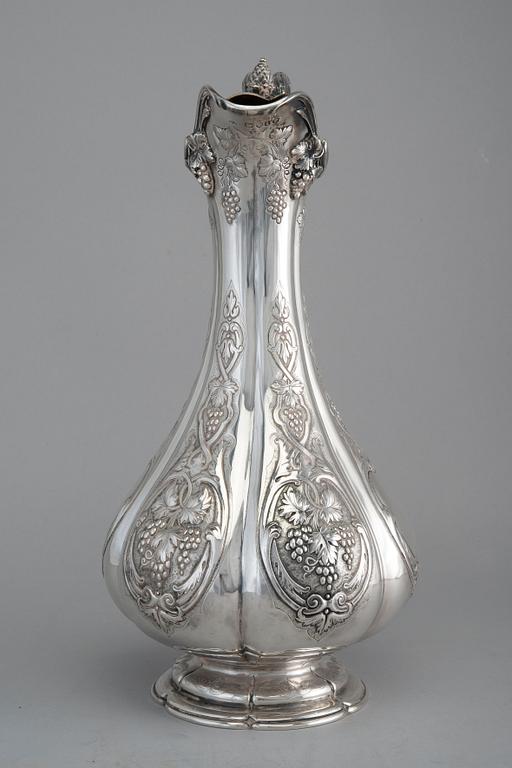 VIINIKANNU, sterling hopeaa E & J Barnard Lontoo 1866. Korkeus 35 cm, paino 1322 g.