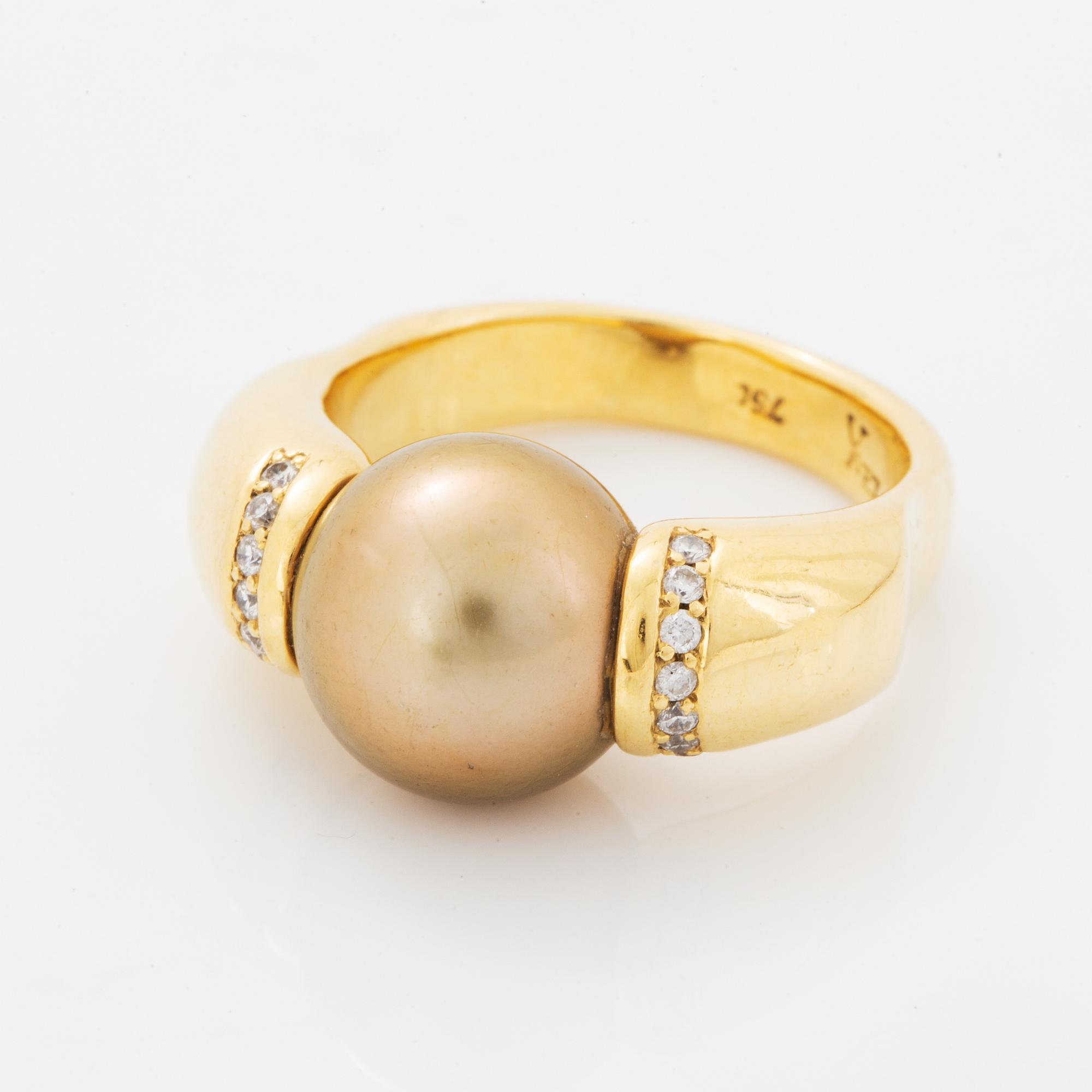 Ring, med odlad Söderhavspärla och briljantslipade diamanter.