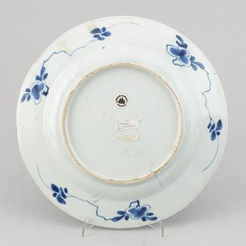 A set with 3 blue and white dinner plates, early 18th Century.