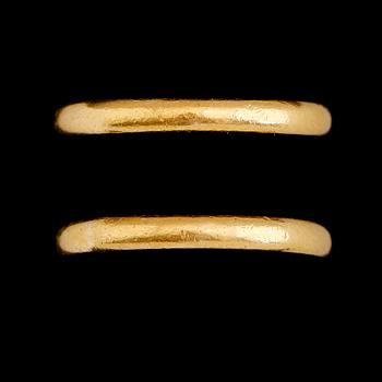 RINGAR, 2 st, 23 k guld, svenska stämplar, vikt ca 10 g.