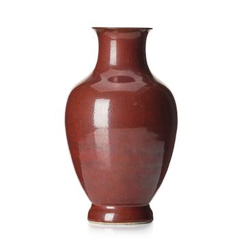 1024. A red glazed vase, Qing dynasty, 19th century.