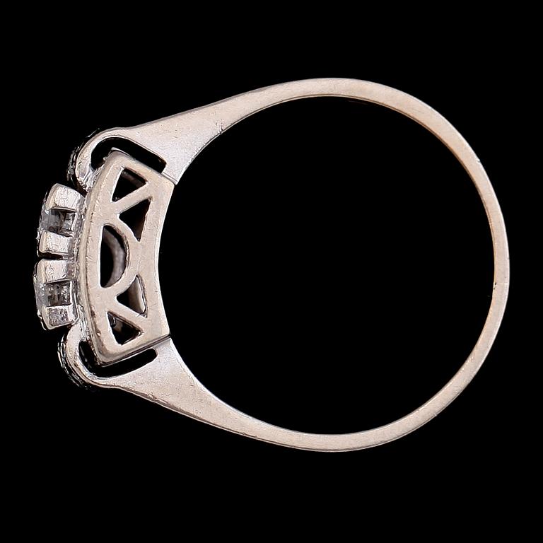 RING, 18 k vitguld, med briljantslipade diamanter 0.53 ct, 1968. Vikt ca 7 gram.