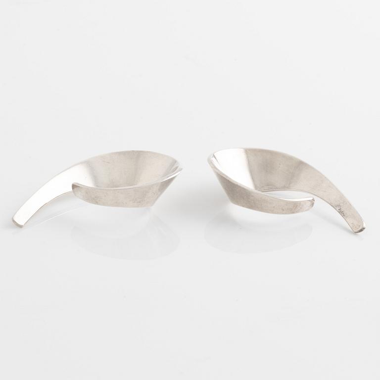 Tone Vigeland a pair of earrings, "Slynge/Sling" sterling silver, Norway.