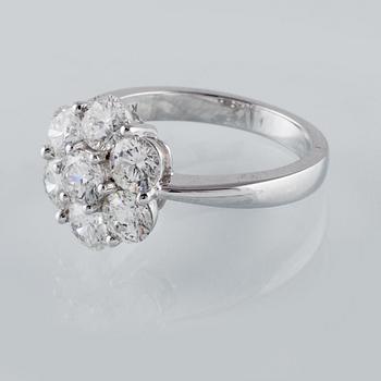 RING, 18K vitguld med 7 briljantslipade diamanter 2.17 ct. Vikt 5,5 gram.
