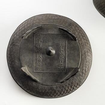 Rökelsekar med lock, brons, sen Ming/tidig Qing.